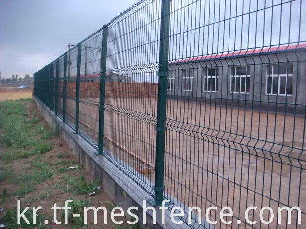 metal wire mesh fencing post with flanged plate
